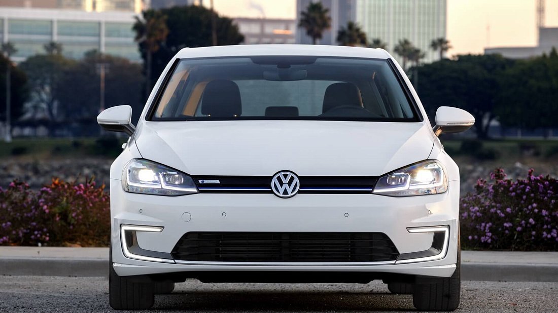 Volkswagen e-Golf 35.8 kWh (2017-2020) передняя часть, решетка радиатора, фары, бампер, экстерьер