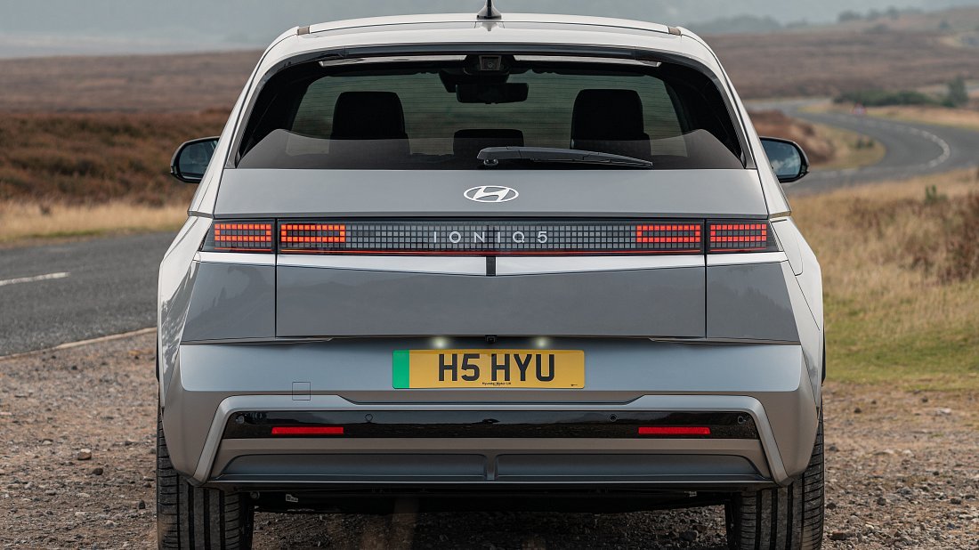 Hyundai Ioniq 5 Long Range AWD (2024-…) вид сзади, задние фонари, багажник, спойлер, эмблема, бампер, экстерьер
