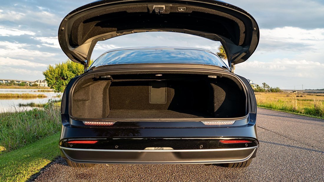 Lucid Air Touring (2022-…) багажник, сиденья подняты, грузовое пространство, объем багажника, вместимость багажника, место для хранения