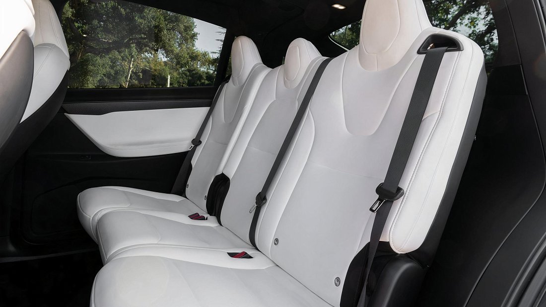Tesla Model X P90D (2016) задние сиденья, пассажирские сиденья, пространство для ног, пространство над головой, интерьер