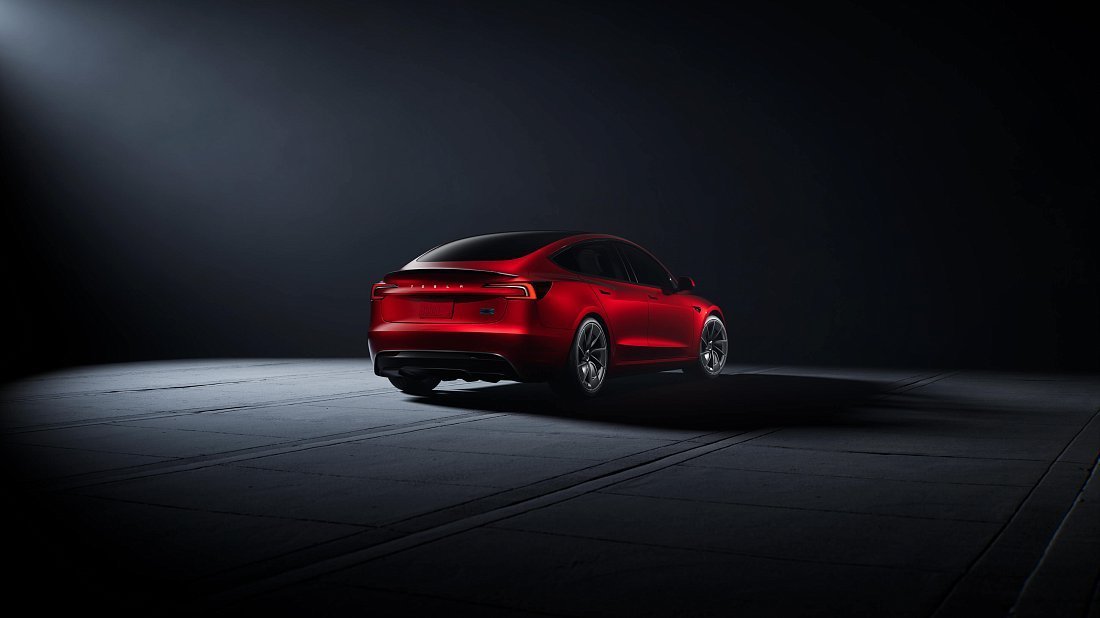 Фото Tesla Model 3 Performance (2024-…) задняя часть под углом