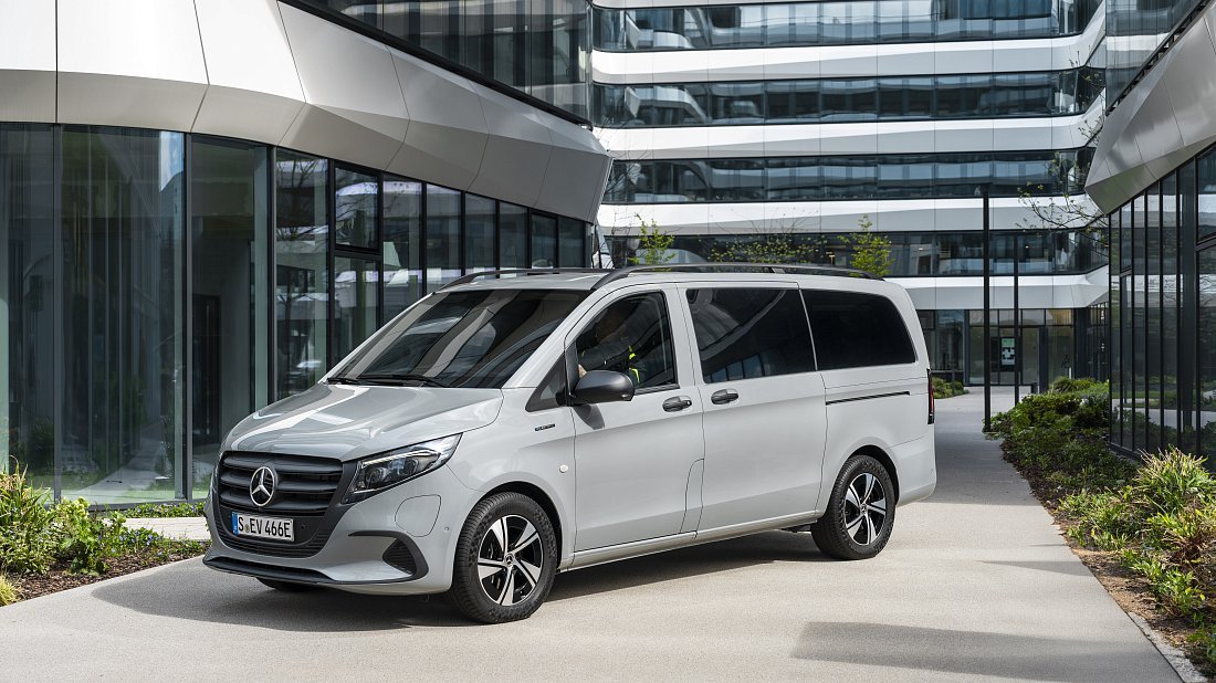 Mercedes eVito Tourer Long 90 kWh (2024-...) вид спереди, спереди сбоку, по диагонали, экстерьер