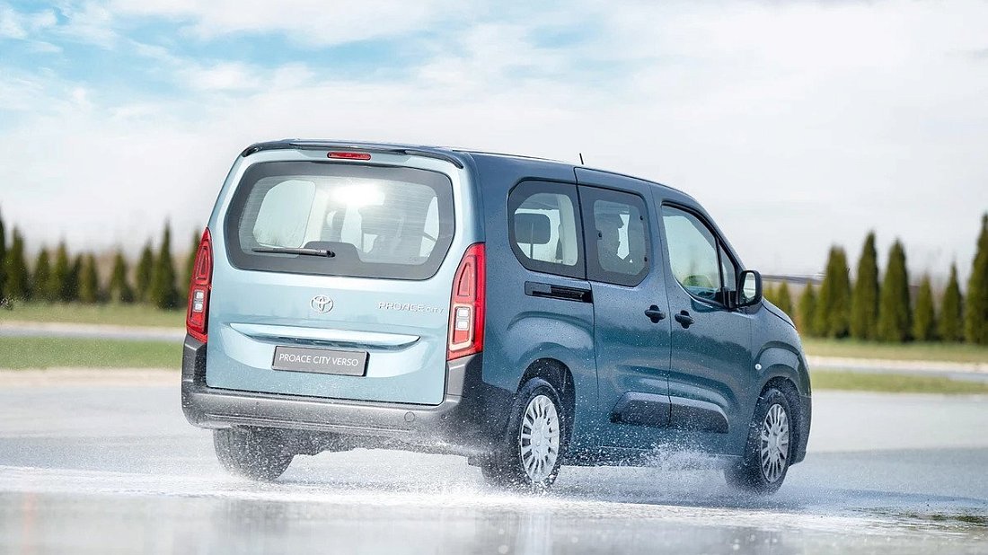 Toyota Proace City Verso Electric L2 52 kWh (2024-...) задняя часть в три четверти, вид в три четверти, диагональ, экстерьер