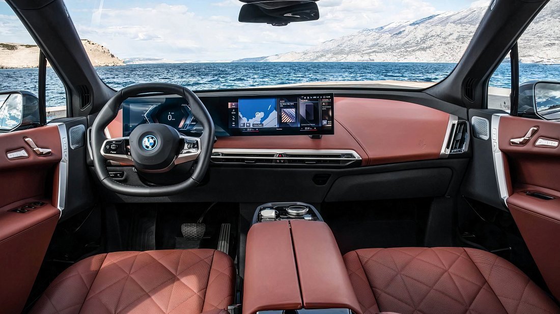 BMW iX xDrive50 (2021-2025) интерьер, переднее сиденье, водительское сиденье, приборная панель, рулевое колесо, информационно-развлекательная система, кокпит
