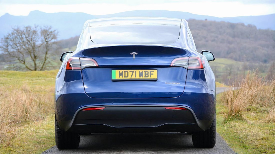 Tesla Model Y Standard Range RWD (2021-2025) вид сзади, задние фонари, багажник, спойлер, эмблема, бампер, экстерьер
