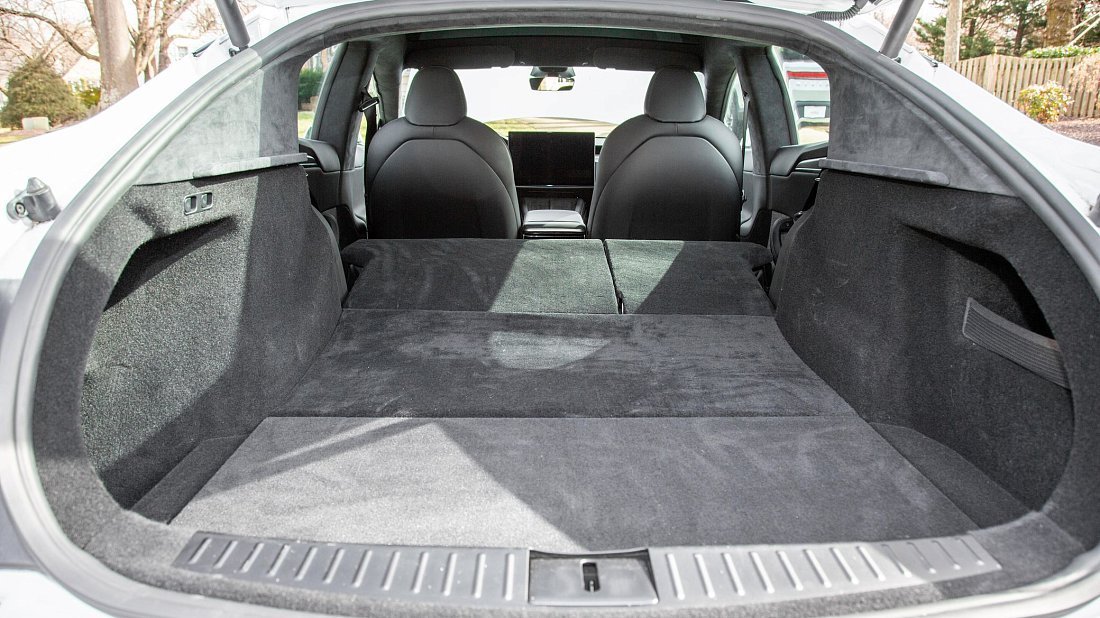Tesla Model S Plaid (2021-…) багажник, увеличенный объем, сиденья сложены, максимальный объем, максимальный груз, максимальная вместимость, максимальное пространство для хранения