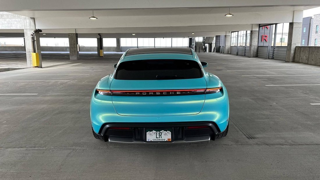 Porsche Taycan Turbo Sport Turismo (2022-2024) вид сзади, задние фонари, багажник, спойлер, эмблема, бампер, экстерьер