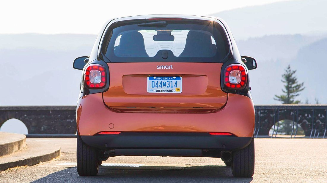 Smart EQ fortwo coupe (2017-2019) вид сзади, задние фонари, багажник, спойлер, эмблема, бампер, экстерьер