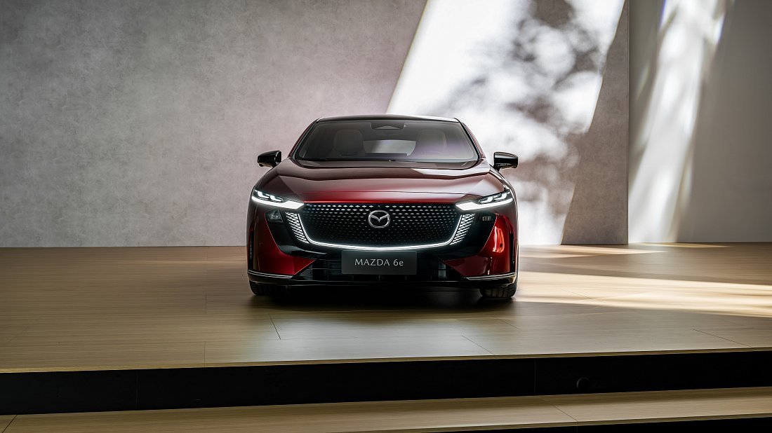 Mazda 6e Long Range (2025-…) передняя часть, решетка радиатора, фары, бампер, экстерьер