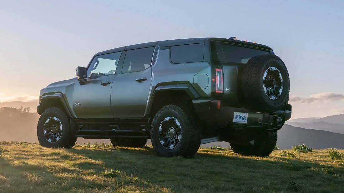 GMC Hummer EV SUV 2X (2024-…) задняя часть в три четверти, вид в три четверти, диагональ, экстерьер