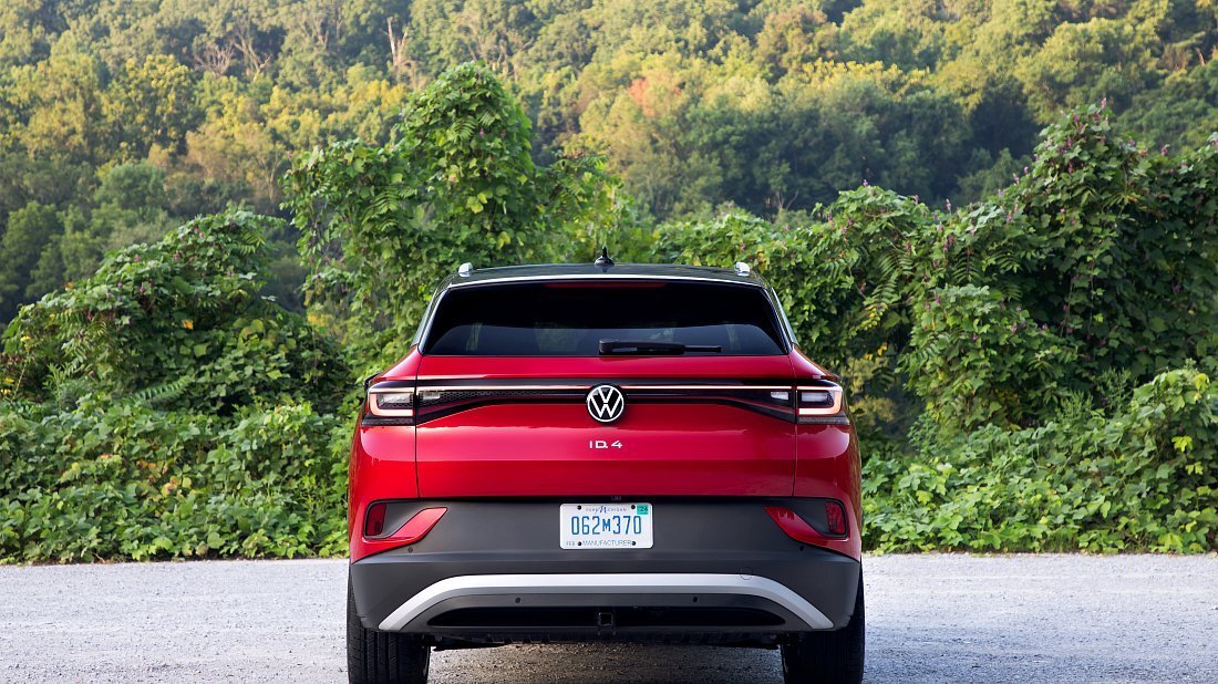 Volkswagen ID.4 Pro (2021-2022) вид сзади, задние фонари, багажник, спойлер, эмблема, бампер, экстерьер