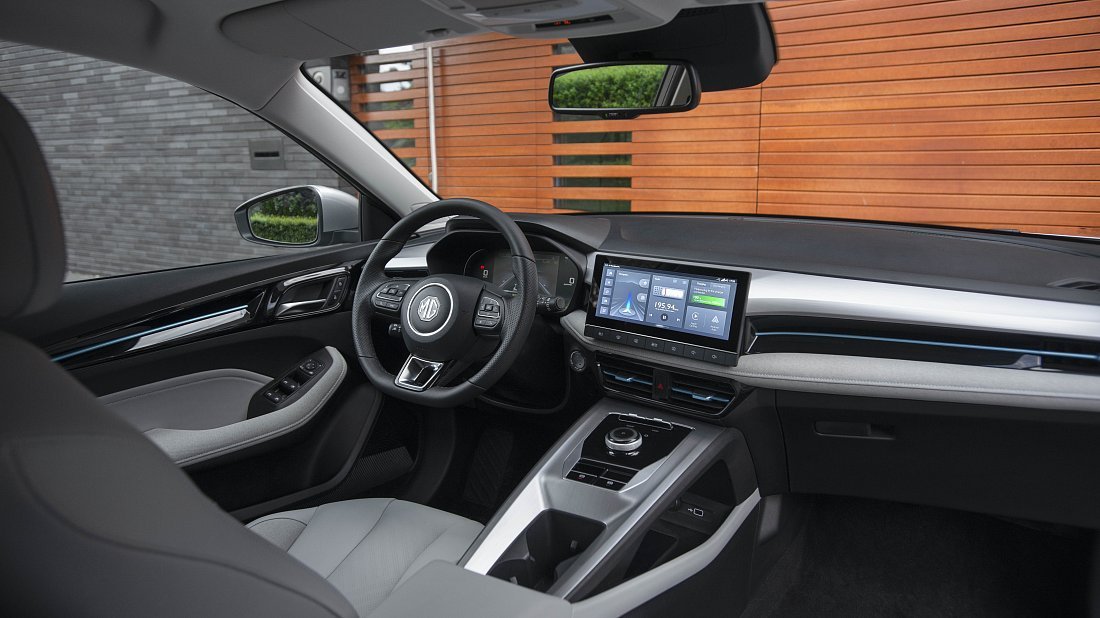 MG MG5 Electric Long Range (2022-…) интерьер, переднее сиденье, водительское сиденье, приборная панель, рулевое колесо, информационно-развлекательная система, кокпит