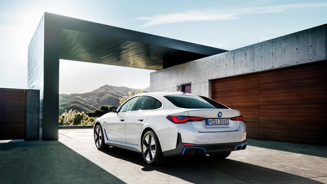 BMW i4 eDrive35 (2022-2024) задняя часть в три четверти, вид в три четверти, диагональ, экстерьер