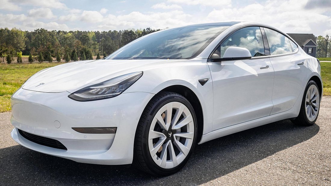 Tesla Model 3 Standard Range (2019-2020) вид спереди, спереди сбоку, по диагонали, экстерьер