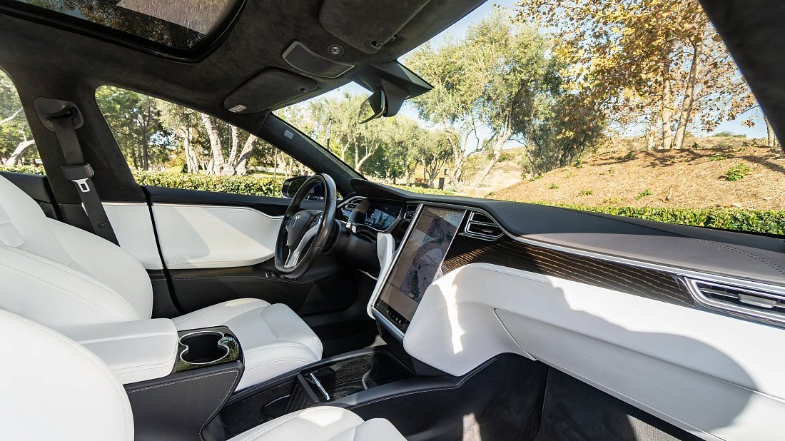 Tesla Model S 70 (2016) интерьер, переднее сиденье, водительское сиденье, приборная панель, рулевое колесо, информационно-развлекательная система, кокпит