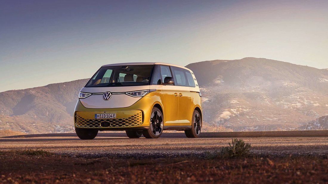 Volkswagen ID.Buzz Pro (2022-2024) вид спереди, спереди сбоку, по диагонали, экстерьер