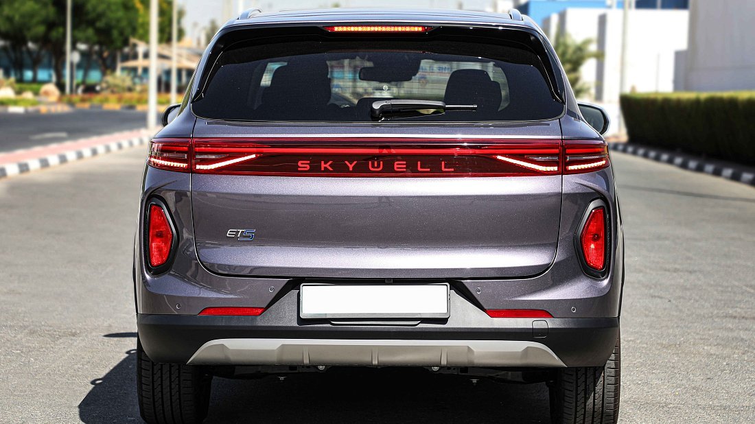 Skywell ET5 86 kWh (2022-...) вид сзади, задние фонари, багажник, спойлер, эмблема, бампер, экстерьер