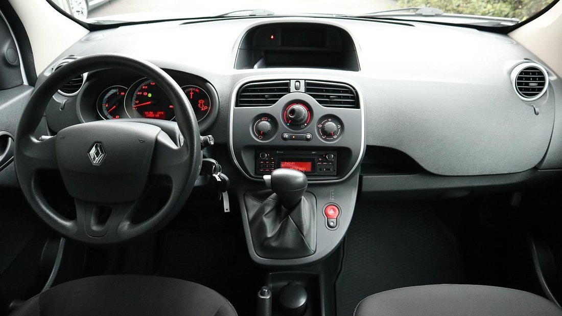 Renault Kangoo Z.E. Maxi (2011-2017) интерьер, переднее сиденье, водительское сиденье, приборная панель, рулевое колесо, информационно-развлекательная система, кокпит