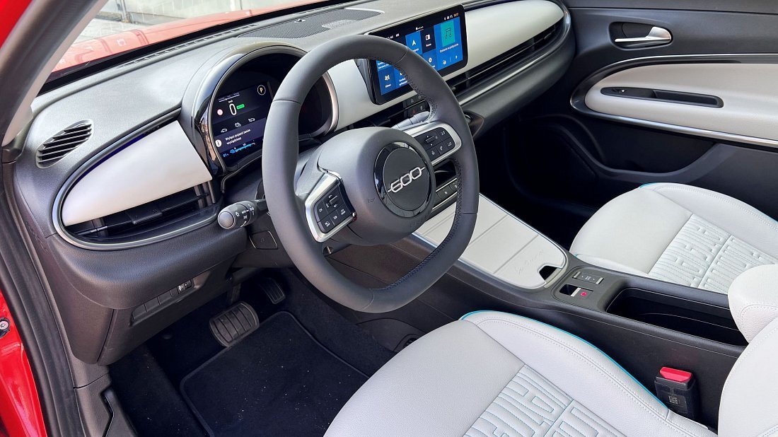 Фото Fiat 600e (2023-…) интерьер