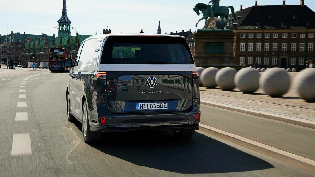 Volkswagen ID.Buzz Cargo Pro 4MOTION (2024-…) вид сзади, задние фонари, багажник, спойлер, эмблема, бампер, экстерьер