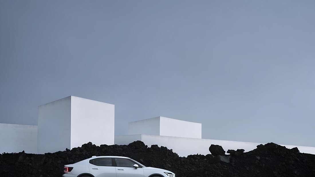 Фото Polestar 2 Long Range Dual Motor (2020-2023) вид сбоку