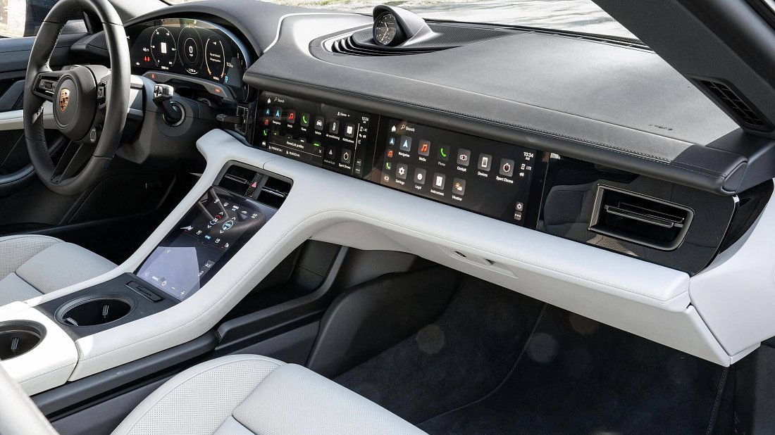 Porsche Taycan Turbo Cross Turismo (2021-2024) интерьер, переднее сиденье, водительское сиденье, приборная панель, рулевое колесо, информационно-развлекательная система, кокпит