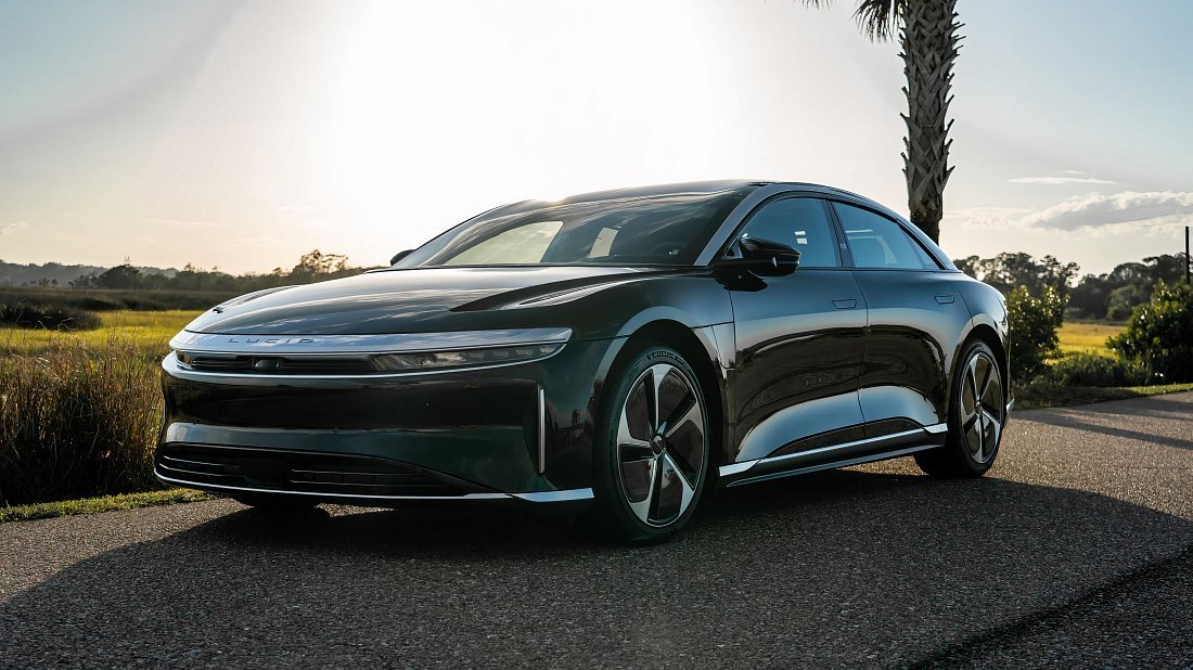 Lucid Air Grand Touring (2022-…) вид спереди, спереди сбоку, по диагонали, экстерьер