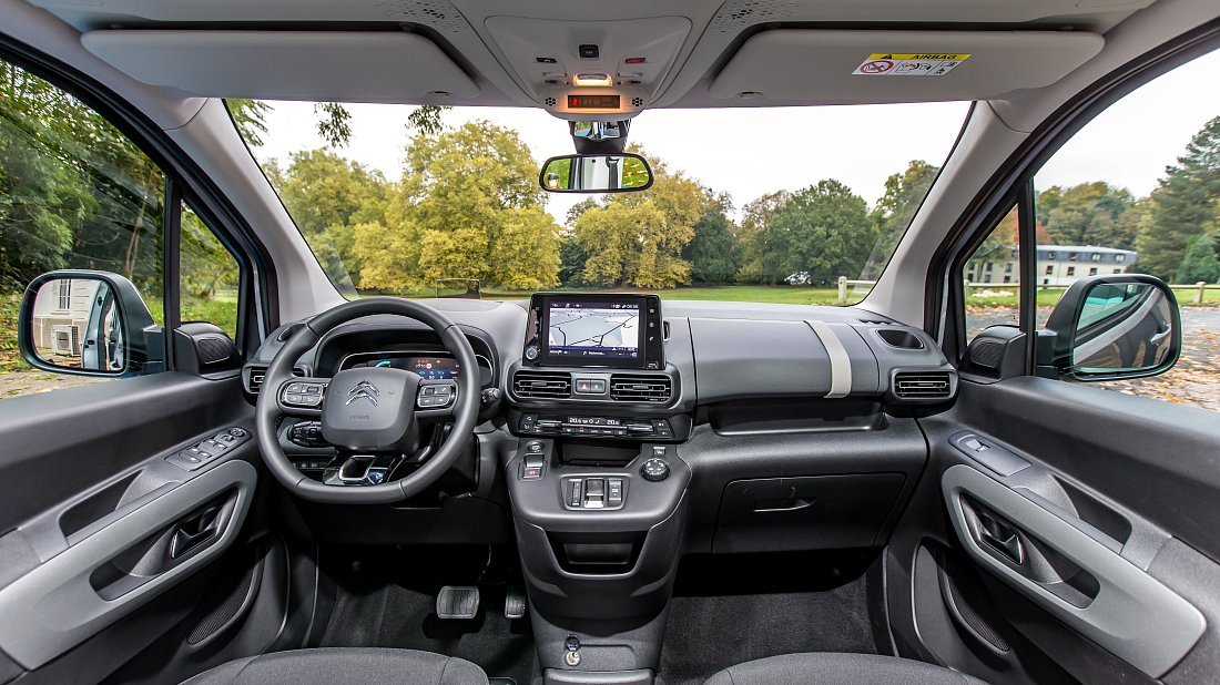 Citroën e-Berlingo M 50 kWh (2021-2024) интерьер, переднее сиденье, водительское сиденье, приборная панель, рулевое колесо, информационно-развлекательная система, кокпит