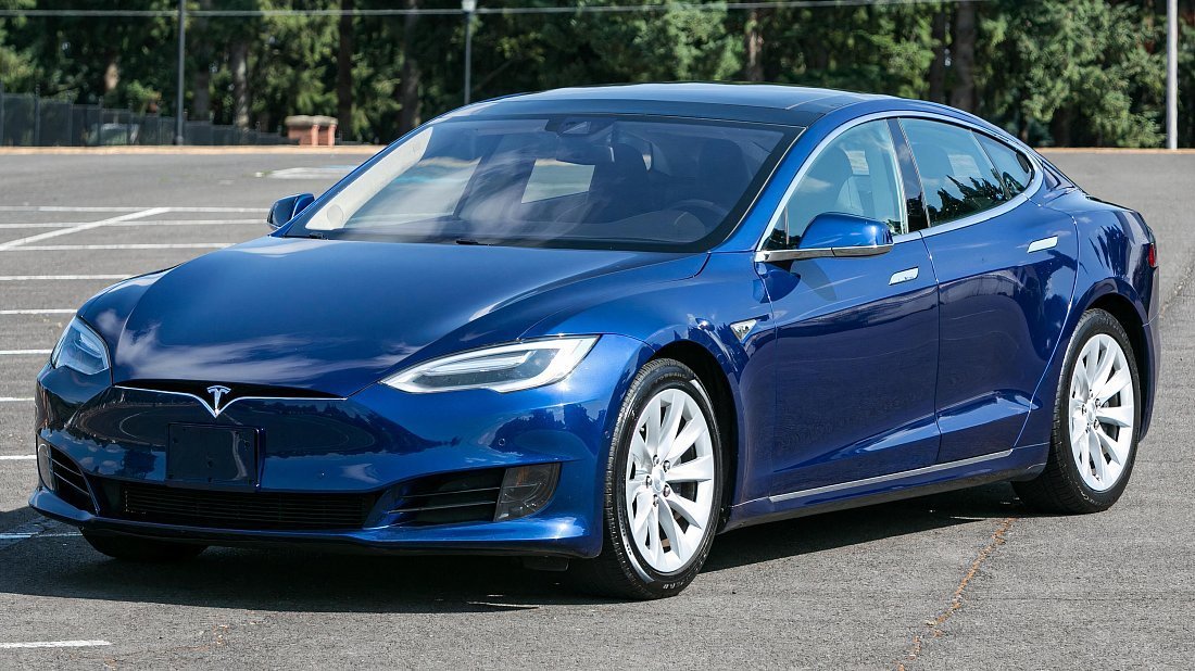 Tesla Model S 100D (2017-2019) вид спереди, спереди сбоку, по диагонали, экстерьер