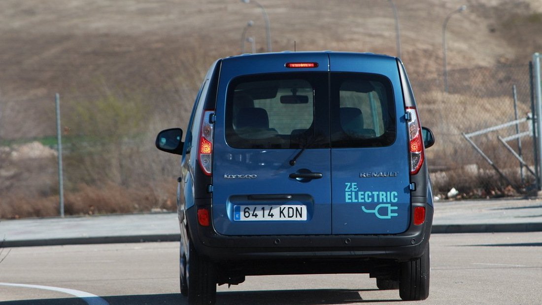 Renault Kangoo Z.E. 33 Maxi (2017-2022) вид сзади, задние фонари, багажник, спойлер, эмблема, бампер, экстерьер