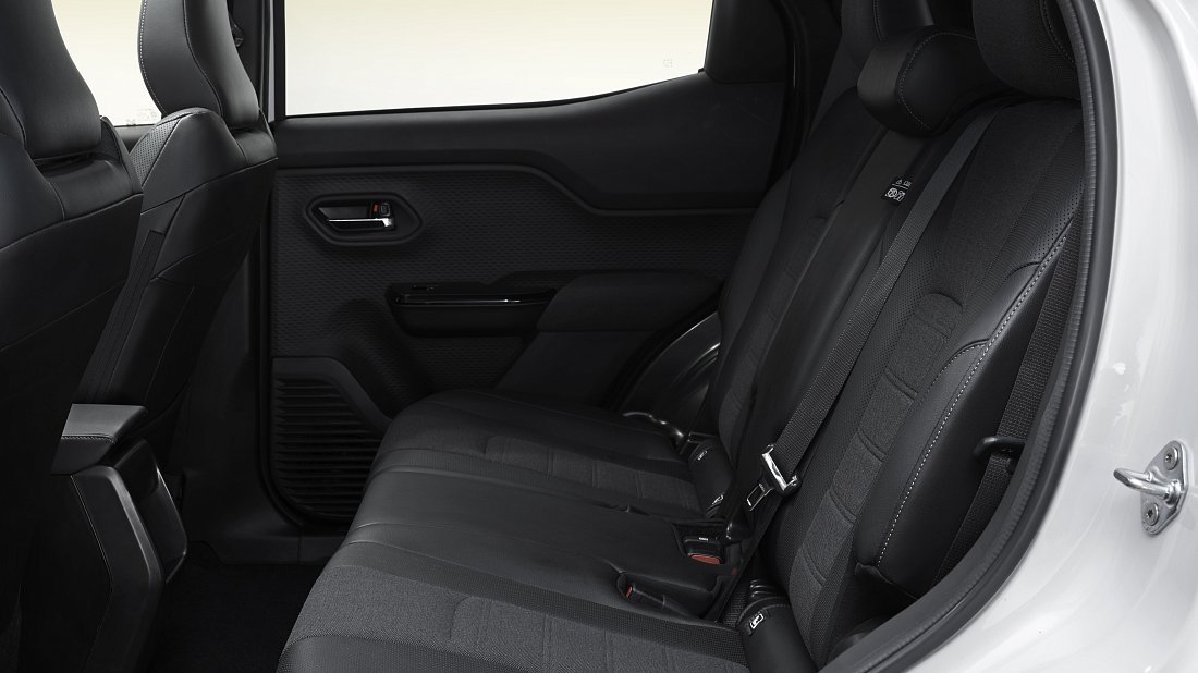 Фото Suzuki e Vitara 61 kWh FWD (2025-…) задние и пассажирские сиденья