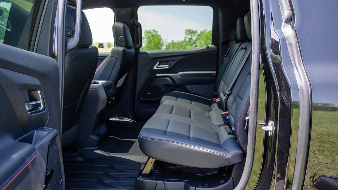 Chevrolet Silverado EV Trail Boss Max Range (2025-…) задние сиденья, пассажирские сиденья, пространство для ног, пространство над головой, интерьер