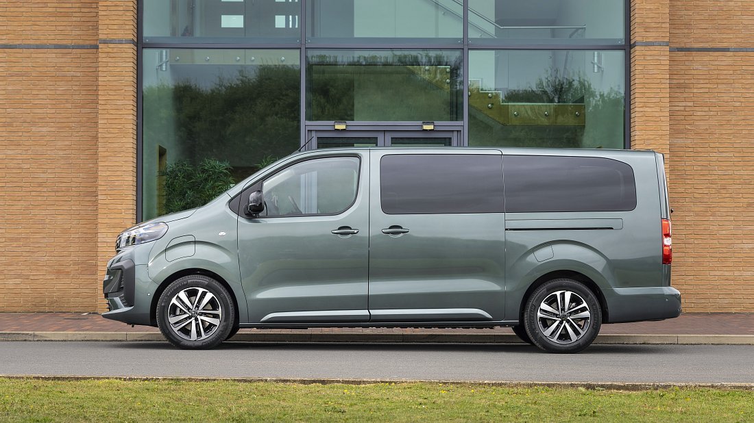 Peugeot e-Traveller L3 50 kWh (2024-...) вид сбоку, силуэт, двери, колеса, экстерьер