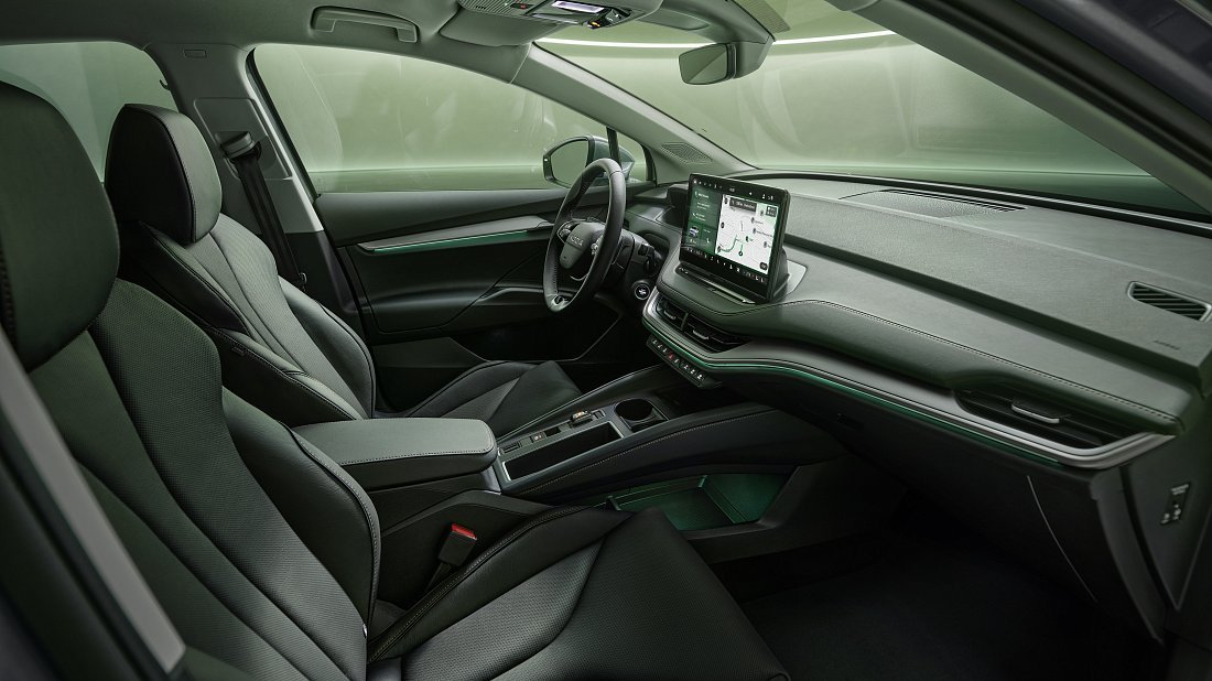 Škoda Enyaq 85 (2025-…) интерьер, переднее сиденье, водительское сиденье, приборная панель, рулевое колесо, информационно-развлекательная система, кокпит