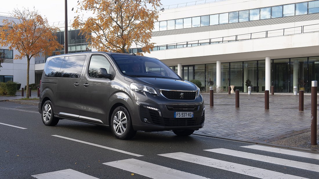 Peugeot e-Traveller Compact 50 kWh (2021-2022) вид спереди, спереди сбоку, по диагонали, экстерьер