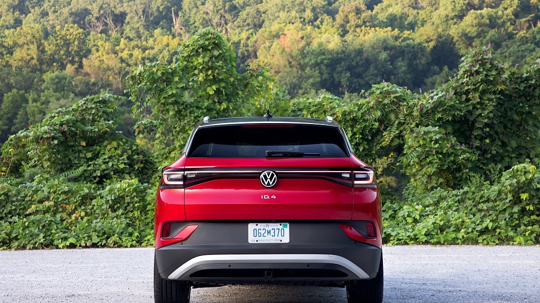 Volkswagen ID.4 AWD Pro (2021-2023) вид сзади, задние фонари, багажник, спойлер, эмблема, бампер, экстерьер