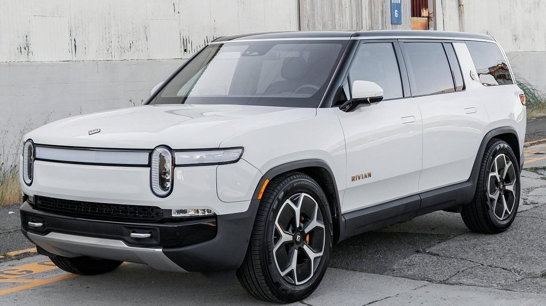 Rivian R1S Performance Dual Motor AWD Large (2023-…) вид спереди, спереди сбоку, по диагонали, экстерьер