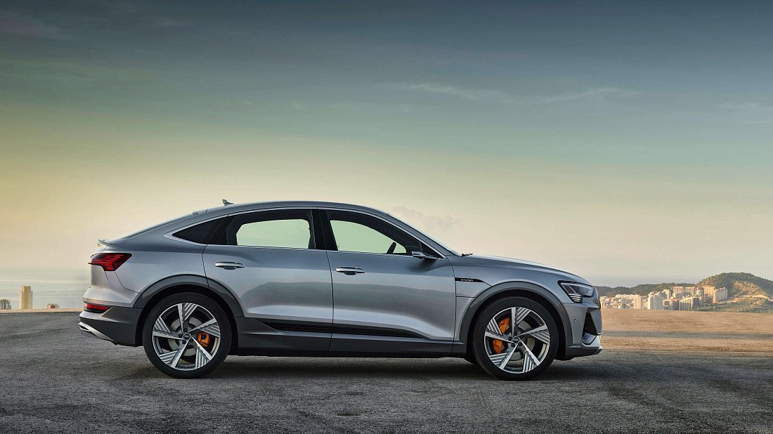 Audi e-tron Sportback 55 quattro (2020-2022) вид сбоку, силуэт, двери, колеса, экстерьер