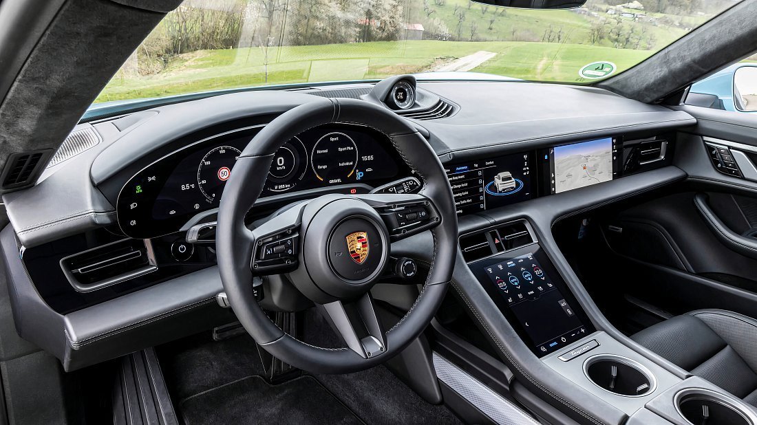 Porsche Taycan 4 Cross Turismo (2021-2024) интерьер, переднее сиденье, водительское сиденье, приборная панель, рулевое колесо, информационно-развлекательная система, кокпит