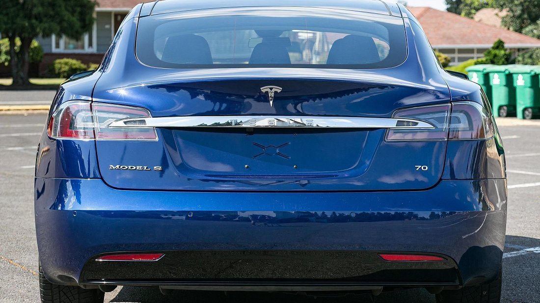 Tesla Model S 70 (2016) вид сзади, задние фонари, багажник, спойлер, эмблема, бампер, экстерьер