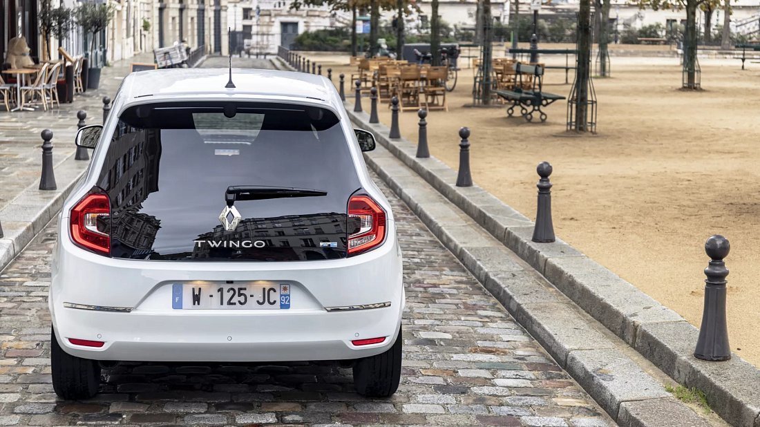 Renault Twingo Z.E. (2020-2024) вид сзади, задние фонари, багажник, спойлер, эмблема, бампер, экстерьер