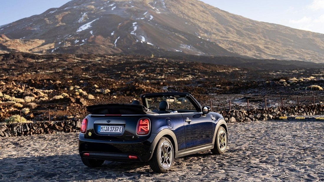Mini Cooper SE Convertible (2023-2024) задняя часть в три четверти, вид в три четверти, диагональ, экстерьер