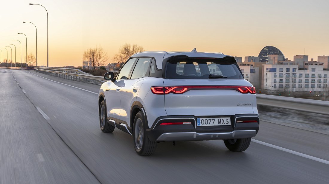Фото BYD Atto 2 64.8 kWh (2025-…) вид сзади, задние фонари