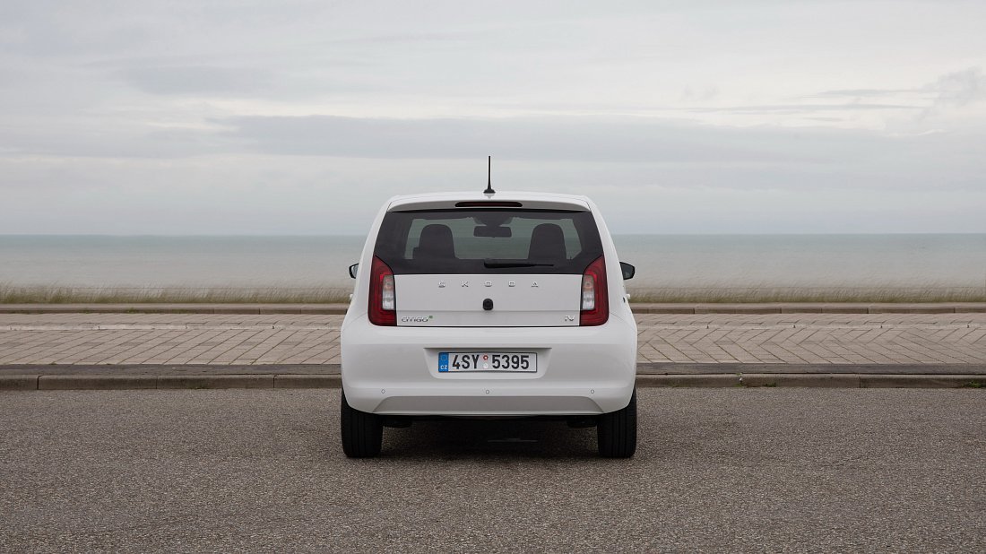 Škoda Citigo-e iV (2019-2021) вид сзади, задние фонари, багажник, спойлер, эмблема, бампер, экстерьер