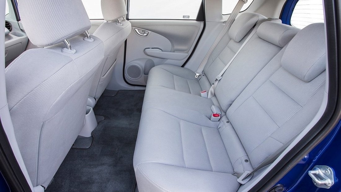 Honda Fit EV (2013-2015) задние сиденья, пассажирские сиденья, пространство для ног, пространство над головой, интерьер