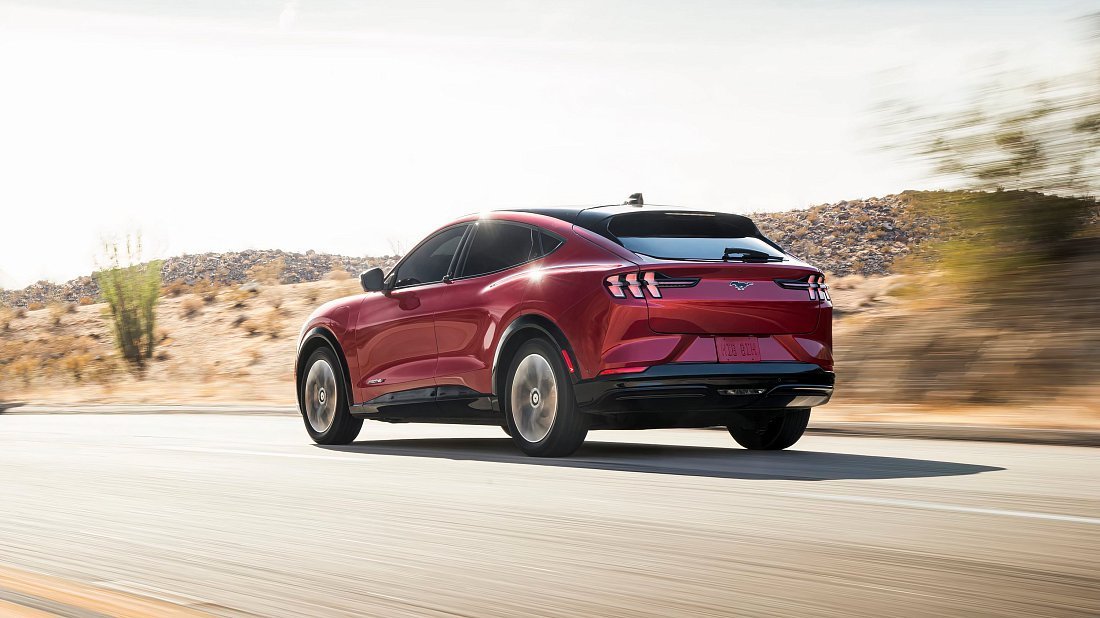 Ford Mustang Mach-E Extended Range AWD (2023-…) задняя часть в три четверти, вид в три четверти, диагональ, экстерьер