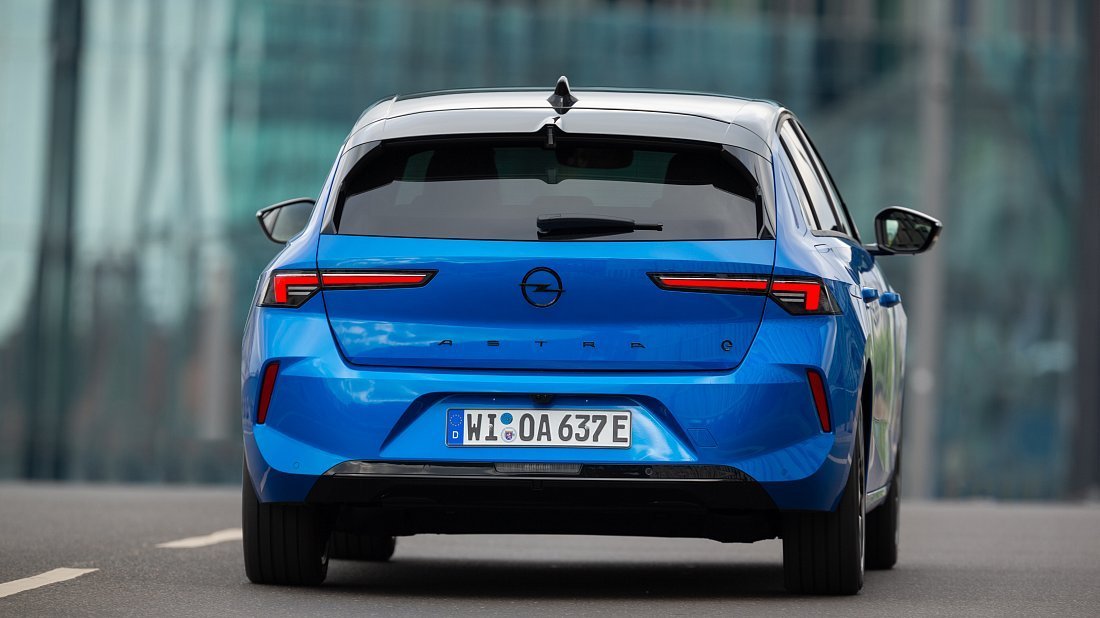 Opel Astra Electric (2023-…) вид сзади, задние фонари, багажник, спойлер, эмблема, бампер, экстерьер