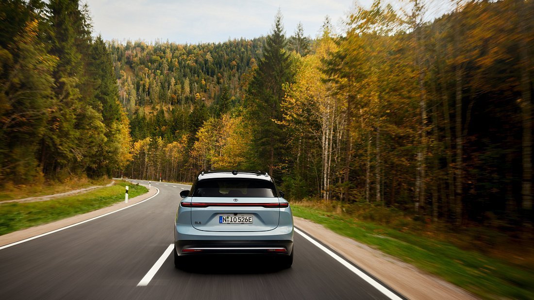 NIO EL6 Standard Range (2023-…) вид сзади, задние фонари, багажник, спойлер, эмблема, бампер, экстерьер