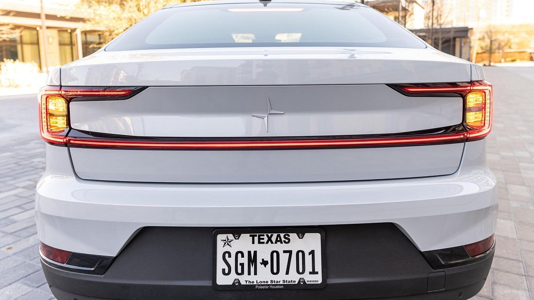 Polestar 2 Long Range Performance (2021-2023) вид сзади, задние фонари, багажник, спойлер, эмблема, бампер, экстерьер