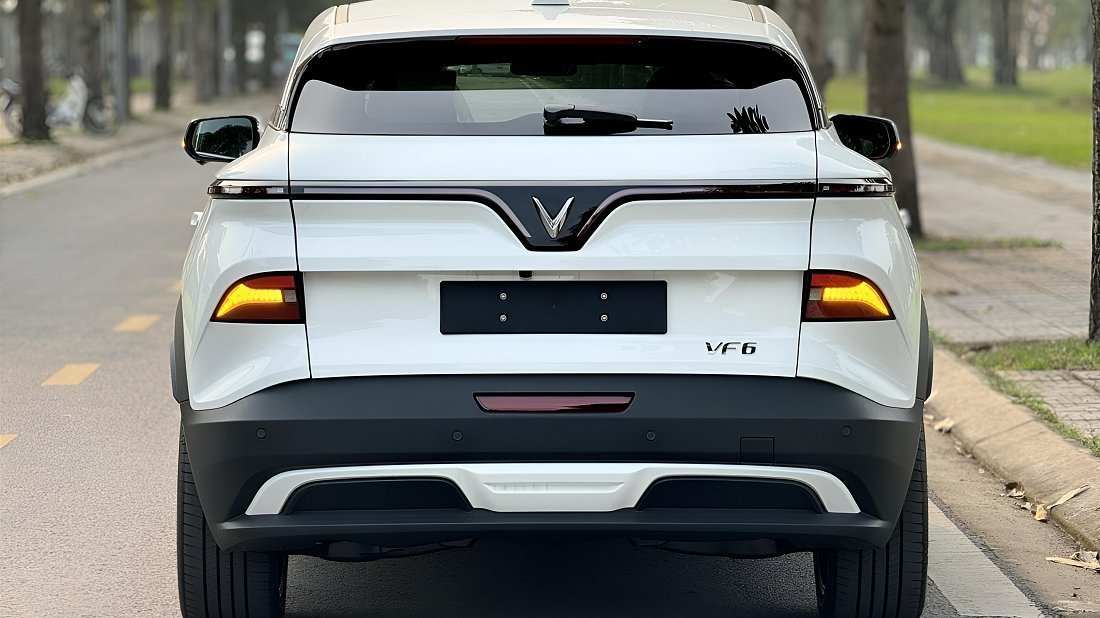 VinFast VF 6 Eco (2024-…) вид сзади, задние фонари, багажник, спойлер, эмблема, бампер, экстерьер